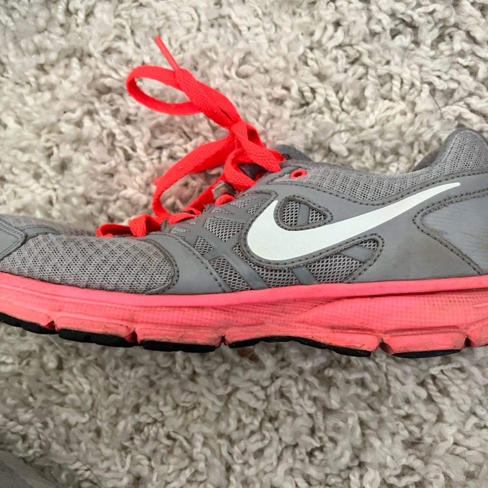 Nike women’s running shoe. Size 8. Gray with pink accent.